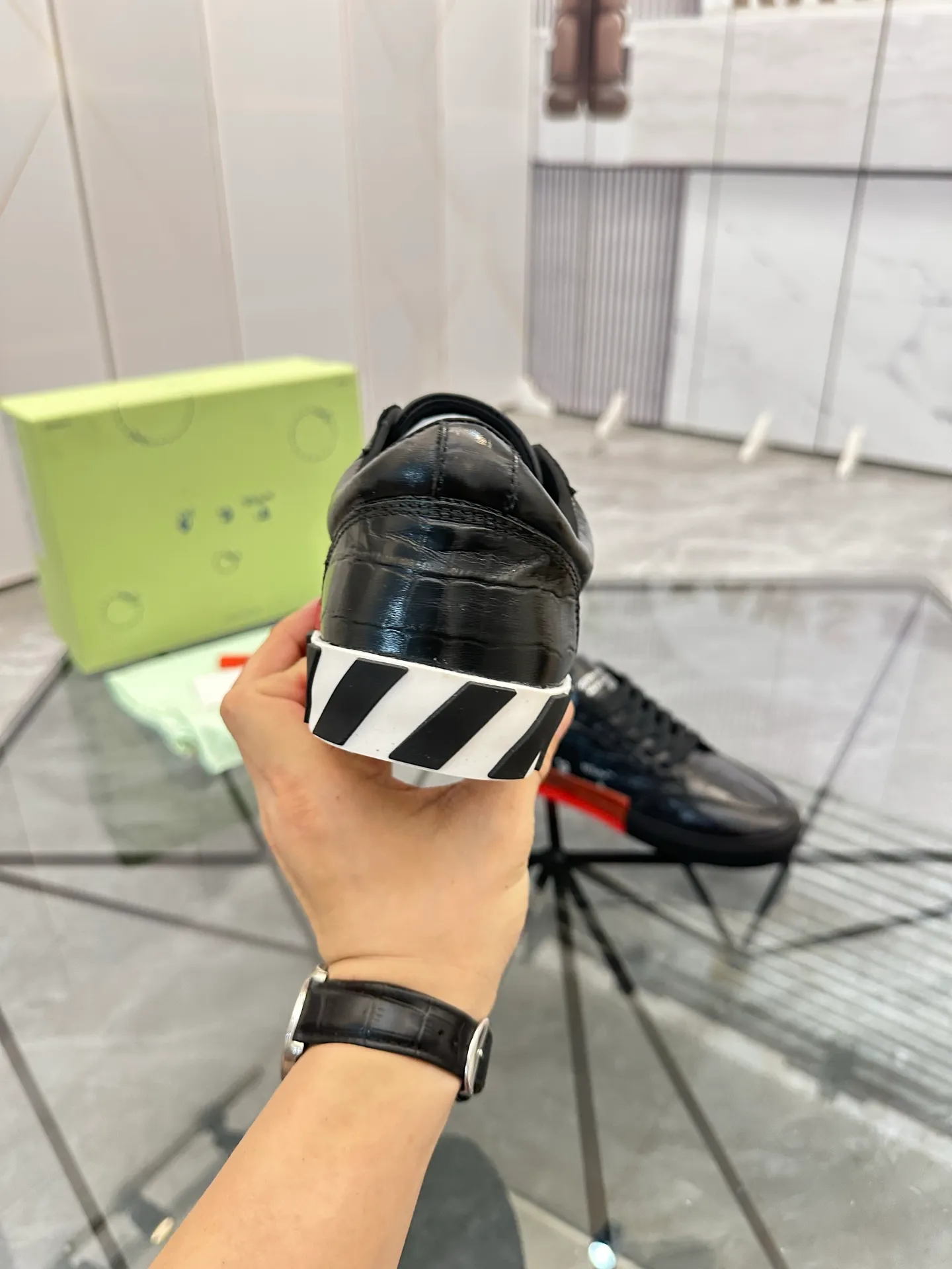 Selling men's shoes 💰: 💰P440¥ Product trademark: OFF WHITE *"OFF WHITE*" low-top casual shoes Regular size: 35-45 (can be customized to 46) Couple style Product material: imported cowhide upper, breathable lining, original outsole. No.: H203